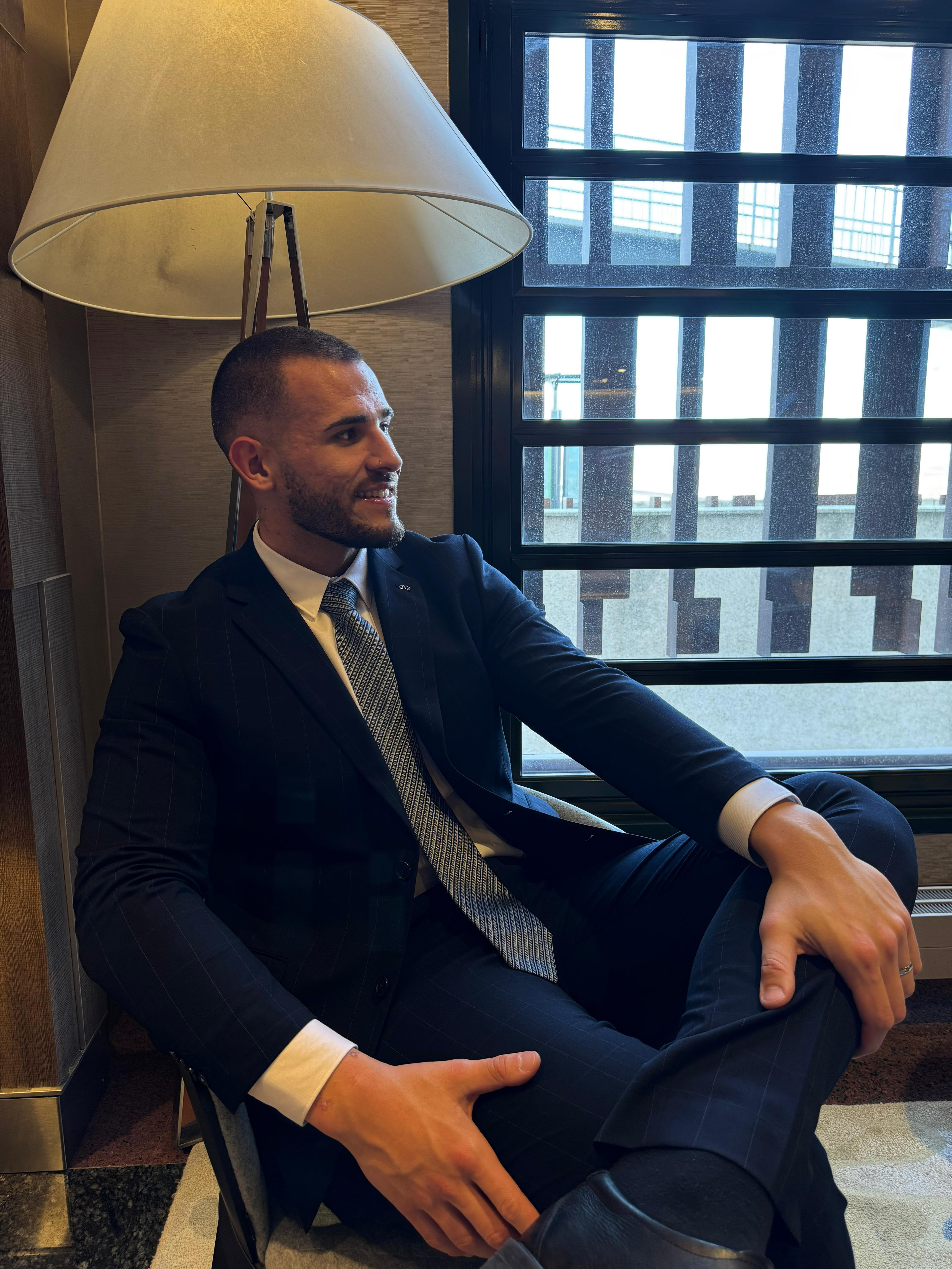 Óscar, consultor financiero sentado en su despacho